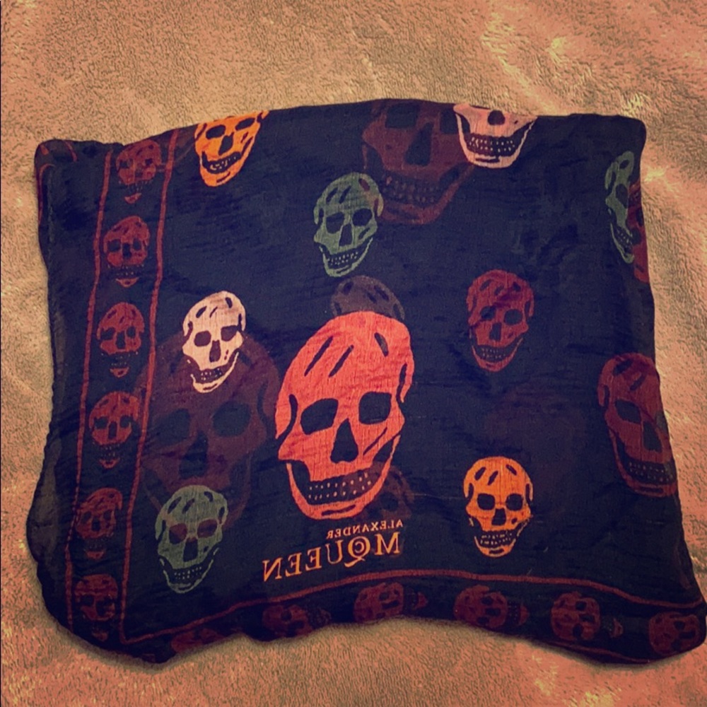 *AUTHENTIC* ALEXANDER MCQUEEN SKULL SILK SCARF